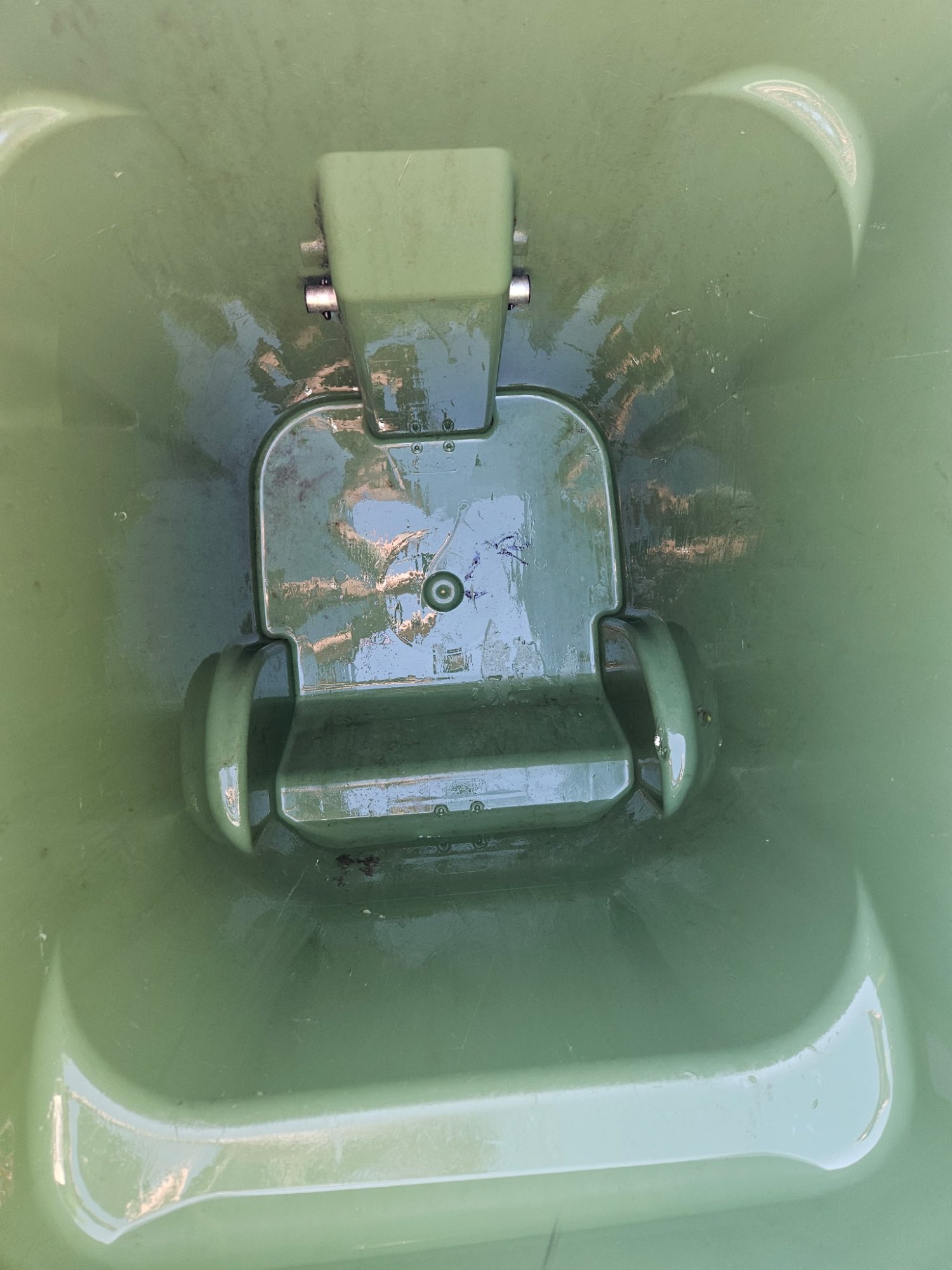 Clean trash bin after cleaning
